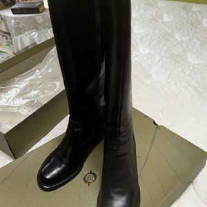 Brand new Born’ Leather boots never worn ‼️